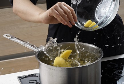 Фото шага рецепта Хрустящие ржаные пирожки с печенью трески 153083 шаг 5  