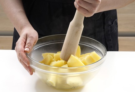 Фото шага рецепта Хрустящие ржаные пирожки с печенью трески 153083 шаг 6  