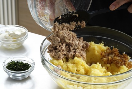 Фото шага рецепта Хрустящие ржаные пирожки с печенью трески 153083 шаг 9  