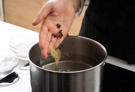 Фото шага рецепта Хрустящие соленые огурцы 151333 шаг 2  