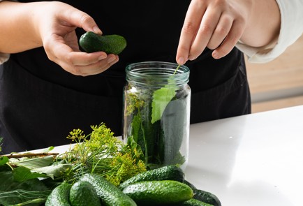 Фото шага рецепта Хрустящие соленые огурцы 151333 шаг 3  