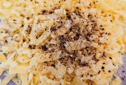 Фото шага рецепта Хрустящие сырные кетоломтики 152770 шаг 2  