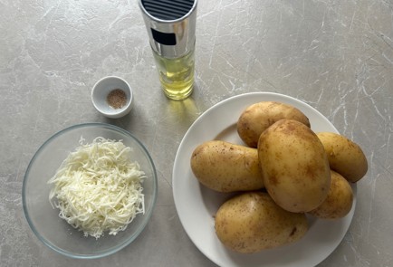 Фото шага рецепта Хрустящий картофель с сыром в духовке 189375 шаг 1