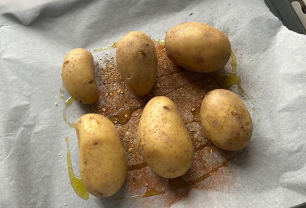 Фото шага рецепта Хрустящий картофель с сыром в духовке 189375 шаг 6