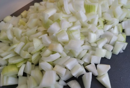 Фото шага рецепта Хрустящий жареный лук 186421 шаг 1  