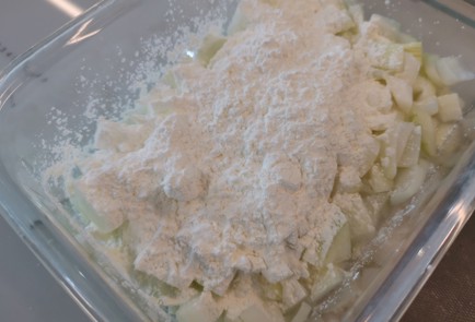 Фото шага рецепта Хрустящий жареный лук 186421 шаг 2  