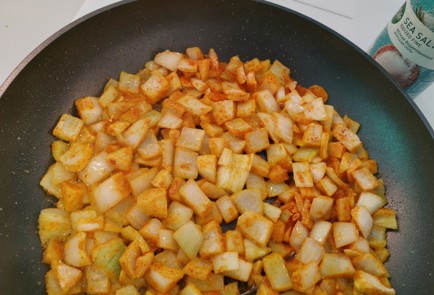 Фото шага рецепта Хрустящий жареный лук 186421 шаг 7  