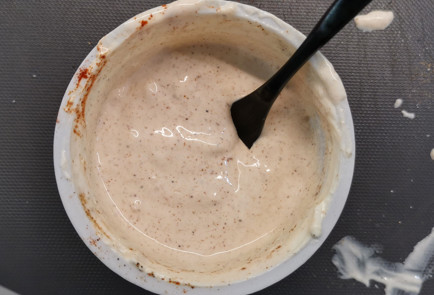 Фото шага рецепта Хрустящая курочка на соли с чесночносметанным соусом 152001 шаг 8  