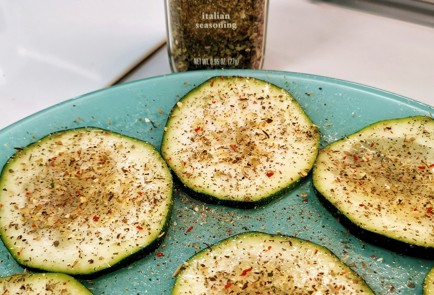 Фото шага рецепта Хрустящие чипсы из кабачков 151271 шаг 4  