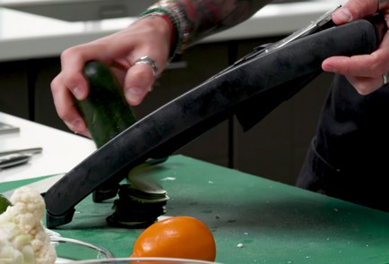 Фото шага рецепта Идеальный летний салат 152423 шаг 2  