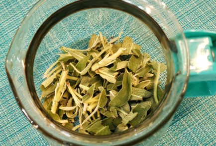 Фото шага рецепта Имбирный отвар с клевером и шалфеем 152386 шаг 1  