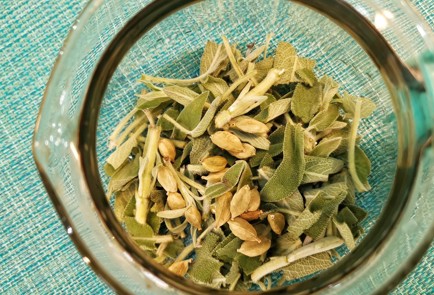 Фото шага рецепта Имбирный отвар с клевером и шалфеем 152386 шаг 2  