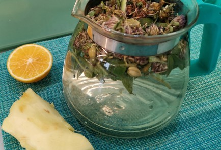 Фото шага рецепта Имбирный отвар с клевером и шалфеем 152386 шаг 3  