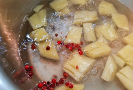 Фото шага рецепта Имбирный ягодный морс с розовым перцем 152637 шаг 4  