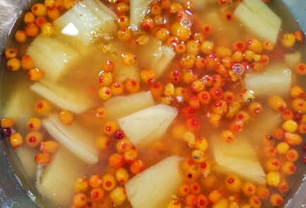 Фото шага рецепта Имбирный ягодный морс с розовым перцем 152637 шаг 5  