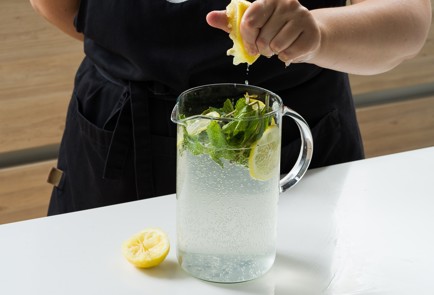 Фото шага рецепта Имбирный мохито 152550 шаг 9  