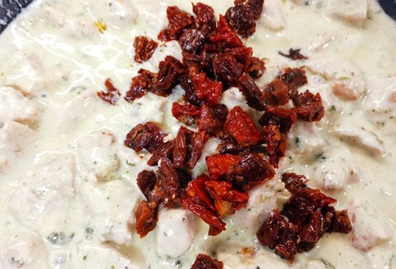 Фото шага рецепта Индейка обжаренная в сливках с сыром и шпинатом 152681 шаг 11  