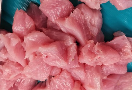 Фото шага рецепта Индейка обжаренная в сливках с сыром и шпинатом 152681 шаг 3  