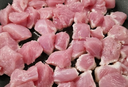 Фото шага рецепта Индейка обжаренная в сливках с сыром и шпинатом 152681 шаг 4  