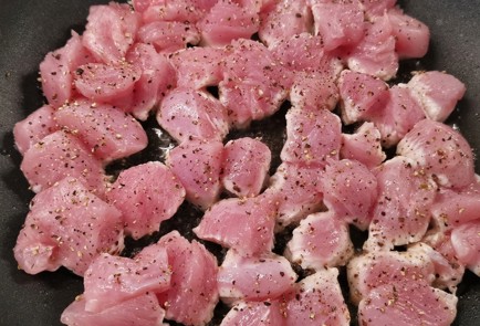 Фото шага рецепта Индейка обжаренная в сливках с сыром и шпинатом 152681 шаг 5  