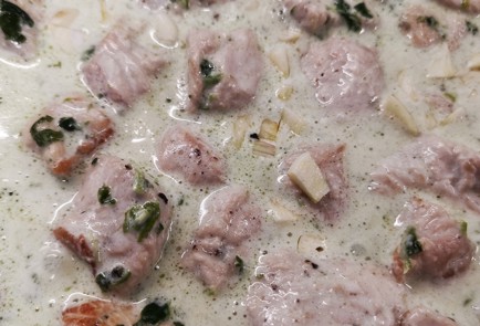 Фото шага рецепта Индейка обжаренная в сливках с сыром и шпинатом 152681 шаг 9  