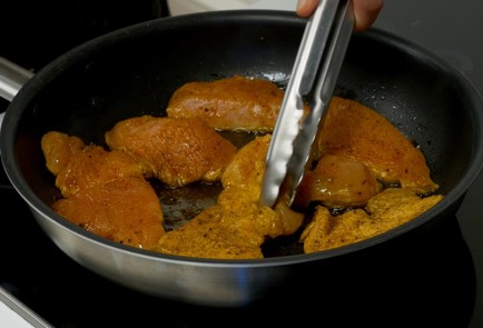 Фото шага рецепта Индейка на сковороде 151067 шаг 5  