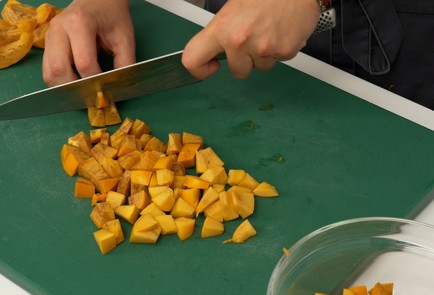 Фото шага рецепта Индейка с чатни из хурмы и груши 137470 шаг 3  