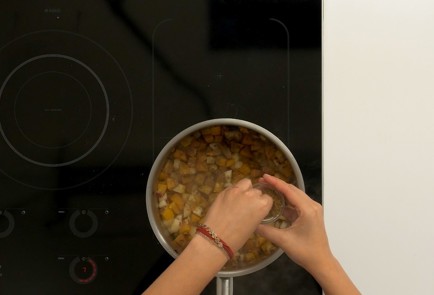 Фото шага рецепта Индейка с чатни из хурмы и груши 137470 шаг 4  