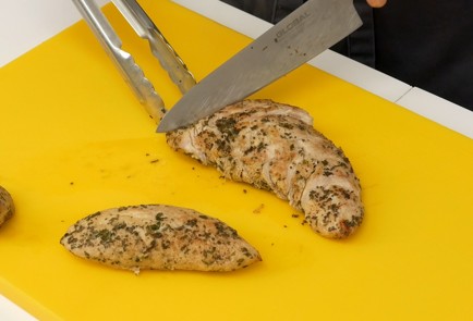 Фото шага рецепта Индейка с чатни из хурмы и груши 137470 шаг 5  