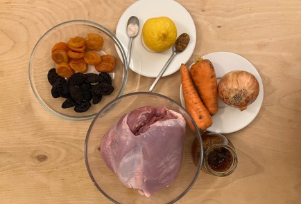 Фото шага рецепта Индейка с черносливом и корицей в духовке 174339 шаг 1  