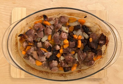 Фото шага рецепта Индейка с черносливом и корицей в духовке 174339 шаг 11  