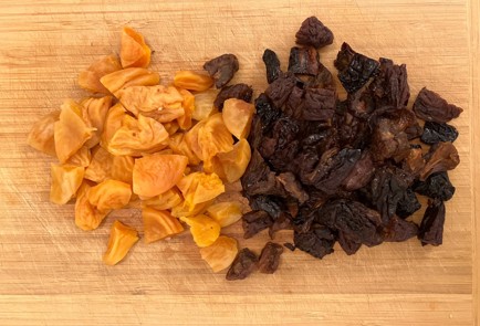 Фото шага рецепта Индейка с черносливом и корицей в духовке 174339 шаг 2  