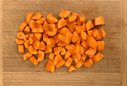 Фото шага рецепта Индейка с черносливом и корицей в духовке 174339 шаг 6  