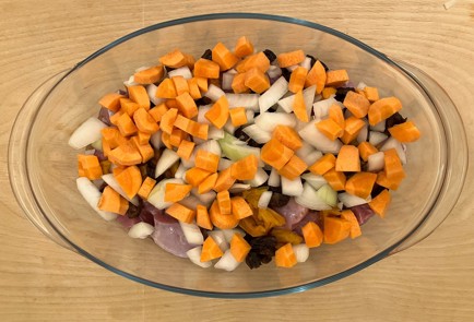 Фото шага рецепта Индейка с черносливом и корицей в духовке 174339 шаг 9  