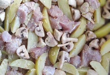 Фото шага рецепта Индейка с картофелем и грибами в духовке 173494 шаг 11  