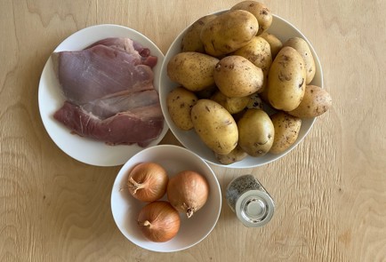 Фото шага рецепта Индейка с картошкой и луком запеченная в духовке 173859 шаг 1  