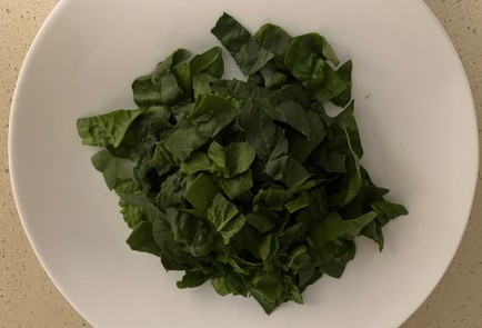 Фото шага рецепта Индейка в духовке с перцем и шпинатом 190319 шаг 2  