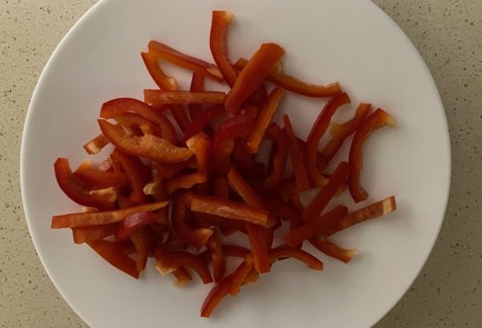 Фото шага рецепта Индейка в духовке с перцем и шпинатом 190319 шаг 4  