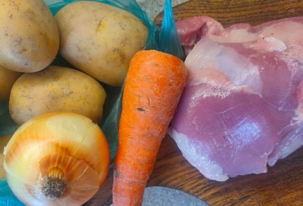 Фото шага рецепта Индейка тушенная с картофелем и морковью 189450 шаг 1  