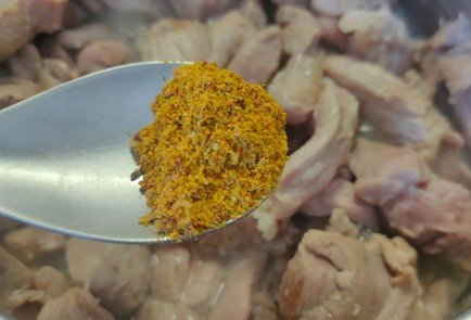 Фото шага рецепта Индейка тушенная с картофелем и морковью 189450 шаг 5  