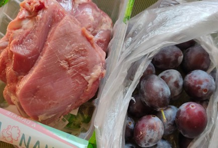 Фото шага рецепта Индейка тушенная со сливами 187263 шаг 1  