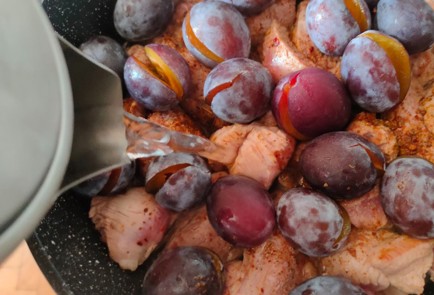 Фото шага рецепта Индейка тушенная со сливами 187263 шаг 10  