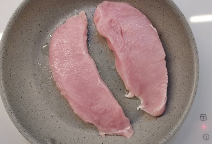 Фото шага рецепта Индейка в сливочном соусе 191151 шаг 2  