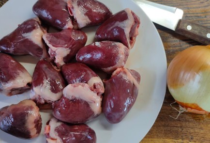 Фото шага рецепта Индюшачьи сердечки с луком и картофелем 176367 шаг 1  
