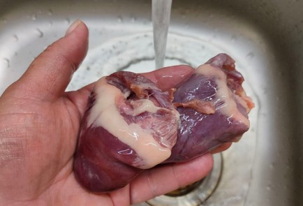 Фото шага рецепта Индюшачьи сердечки с луком и картофелем 176367 шаг 2  