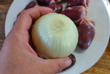 Фото шага рецепта Индюшачьи сердечки с луком и картофелем 176367 шаг 3  