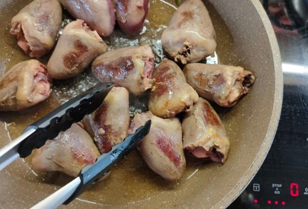 Фото шага рецепта Индюшачьи сердечки с луком и картофелем 176367 шаг 5  