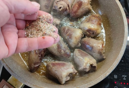 Фото шага рецепта Индюшачьи сердечки с луком и картофелем 176367 шаг 6  