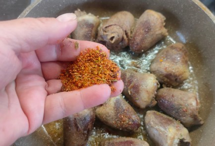 Фото шага рецепта Индюшачьи сердечки с луком и картофелем 176367 шаг 7  