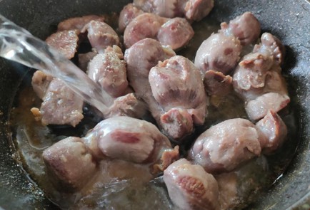 Фото шага рецепта Индюшачьи желудочки тушеные в остром томатном соусе 188286 шаг 4  